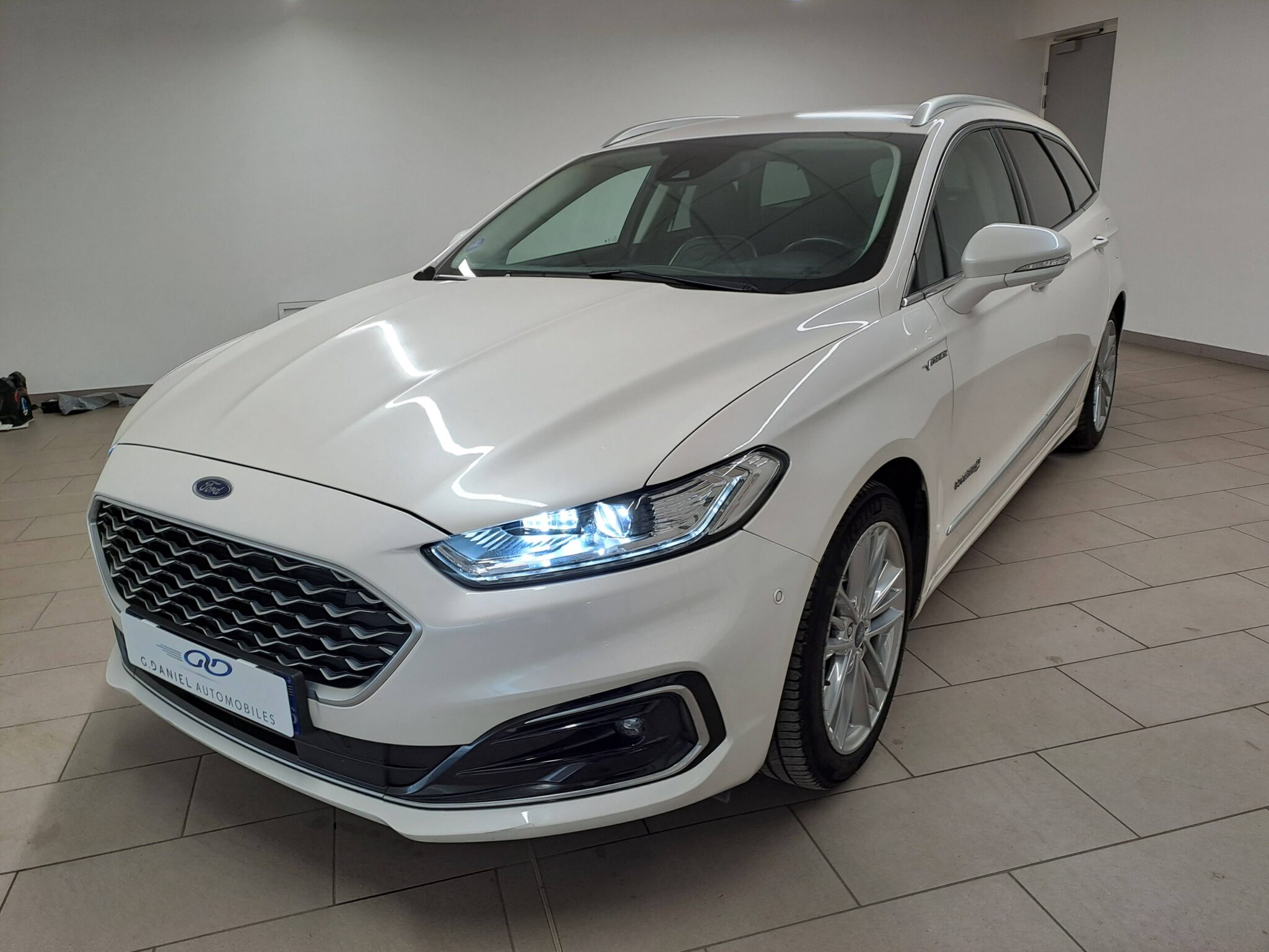 784492_ford_mondeo-sw-20-hybrid-187-bva6_vignale_0.jpg